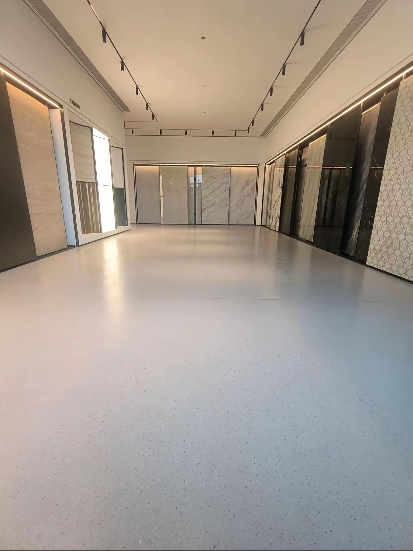 商用塑胶地板成商场首选 适配高人流耐用需求